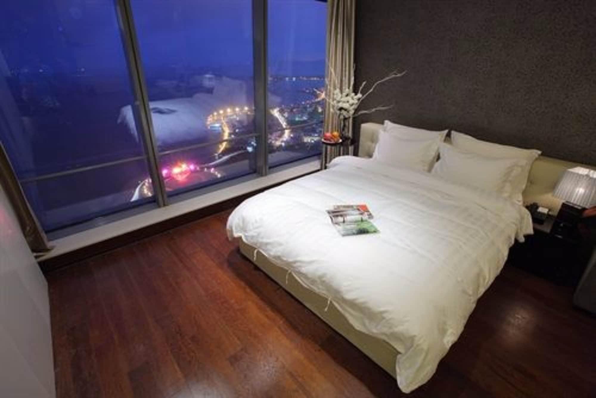 Grand Madison Qingdao Harbour-View Central（Former Qingdao Farglory Hotel） Esterno foto